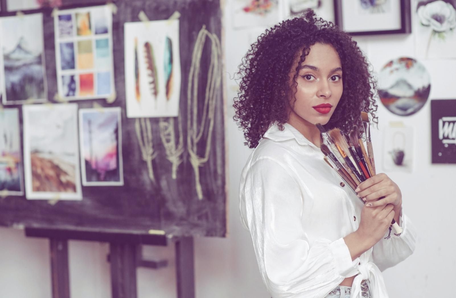 キャラクターデザインの基礎技法を示す作業風景